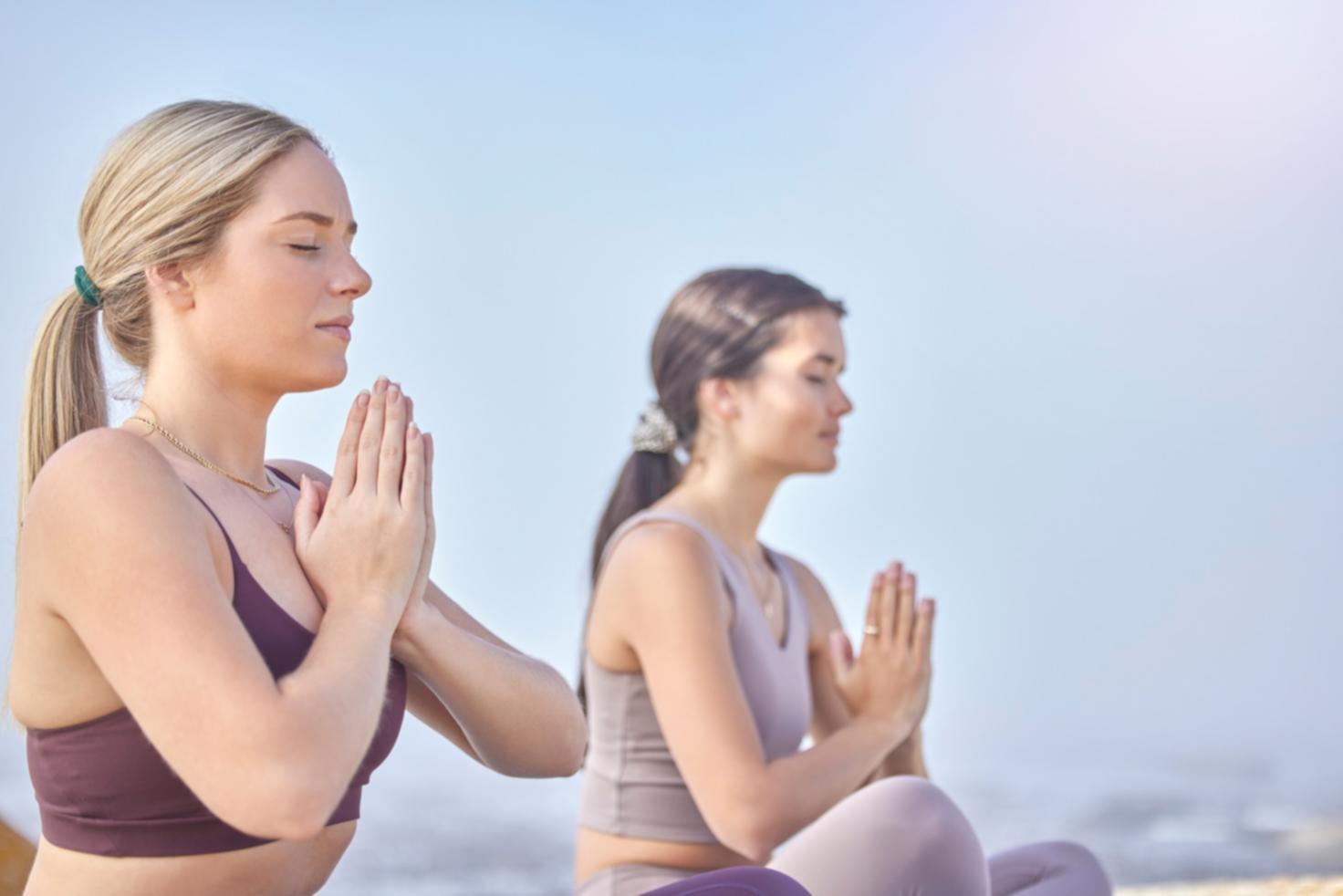 Personas practicando yoga en un espacio sereno